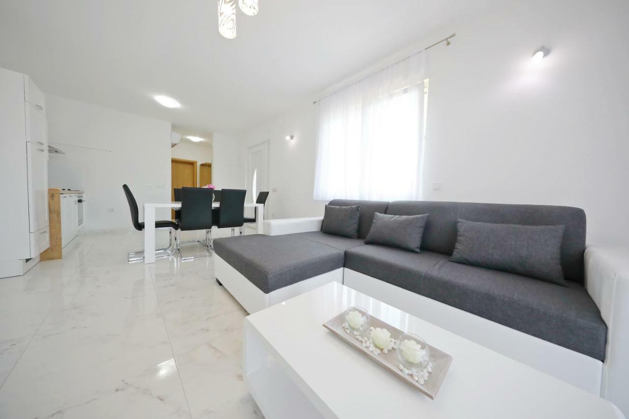 Apartmani Vlado Mitar Sukošan Exteriör bild