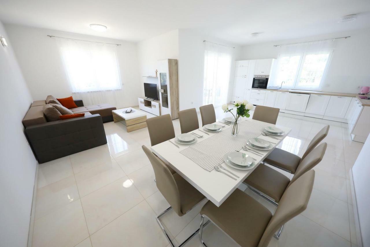 Apartmani Vlado Mitar Sukošan Exteriör bild